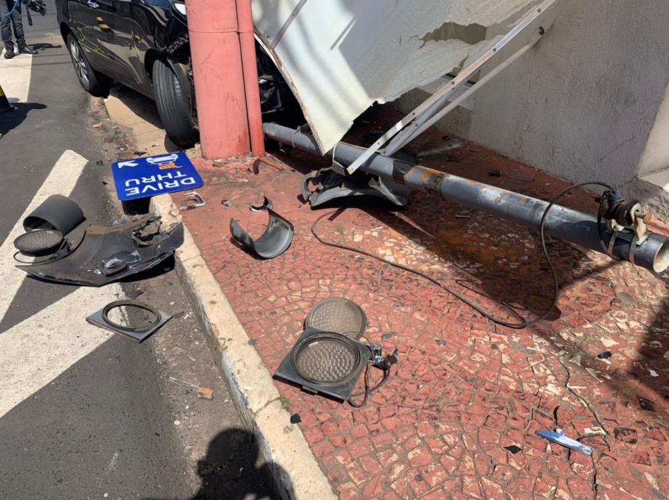 Foto 6 de 8 — Carros batem em cruzamento da Rua 2 e complicam trânsito no Centro